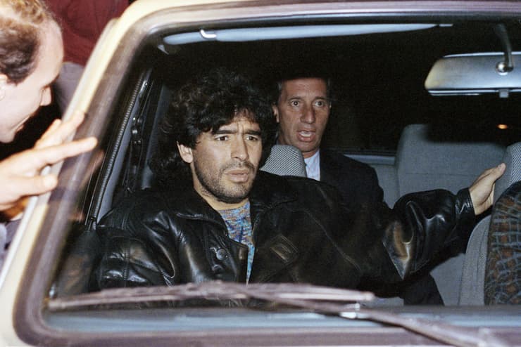 רגע השפל. מראדונה וקרלוס בילארדו לאחר שנתפס בשימוש בסמים ב-1991