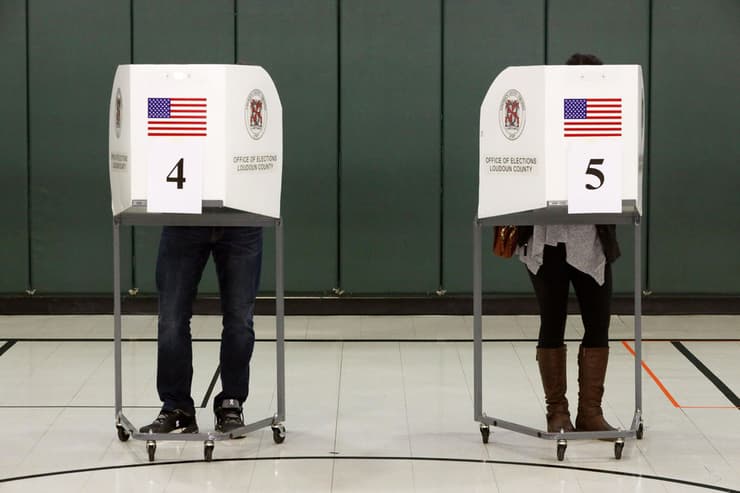 מצביעים בוחרים בדוכני ההצבעה קלפי בבית הקלפי בבית הס פר היסודי אמריק בפרסלוויל וירג'יניה ארה"ב