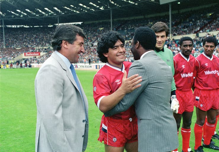 מראדונה ופלה במשחק של כוכבי הליגה האנגלית מול שאר העולם ב-1987