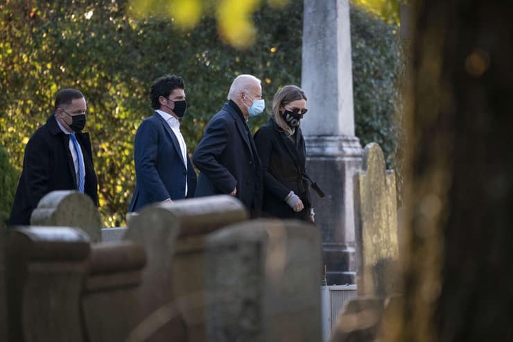 ג'ו ביידן מבקר בקבר בנו בו ב דלאוור ארה"ב יום ה בחירות 