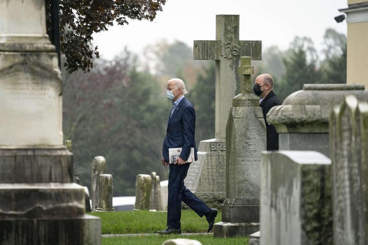 ג'ו ביידן מבקר בקבר בנו בו ב דלאוור ארה"ב יום ה בחירות 