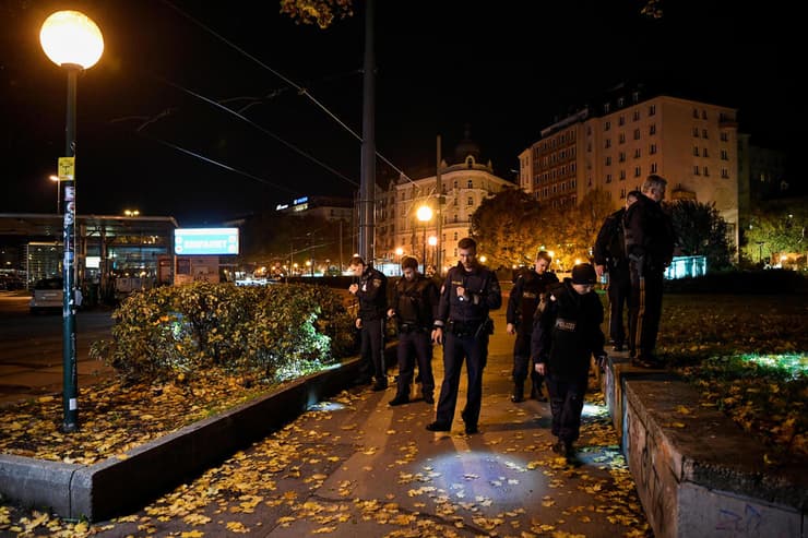 שוטרים סורקים את אזור חילופי הירי בווינה