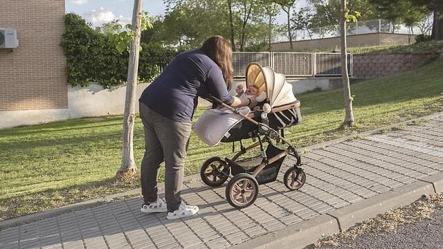 טולדו, ספרד, מאי 2019. וירג'יניה, אספנית בובות ריבורן, לוקחת את אחת מבובותיה לטיול בעגלה ליד ביתה