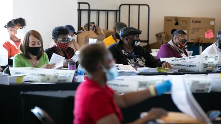 עובדי הבחירות סופרים את פתקי ההצבעה של מחוז פולטון בארנה של מדינת החווה באטלנטה ג'ורג'יה