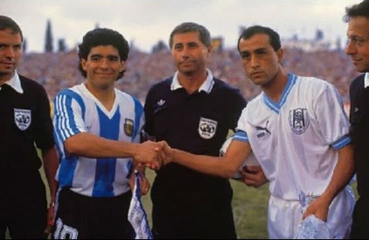 מראדונה ומשה סיני לפני המשחק בין ישראל לארגנטינה ב-1986