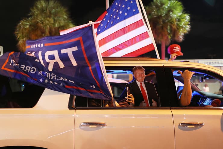 חוגגים את ניצחונו של טראמפ ב פלורידה ב ליל בחירות ב ארה"ב מיאמי