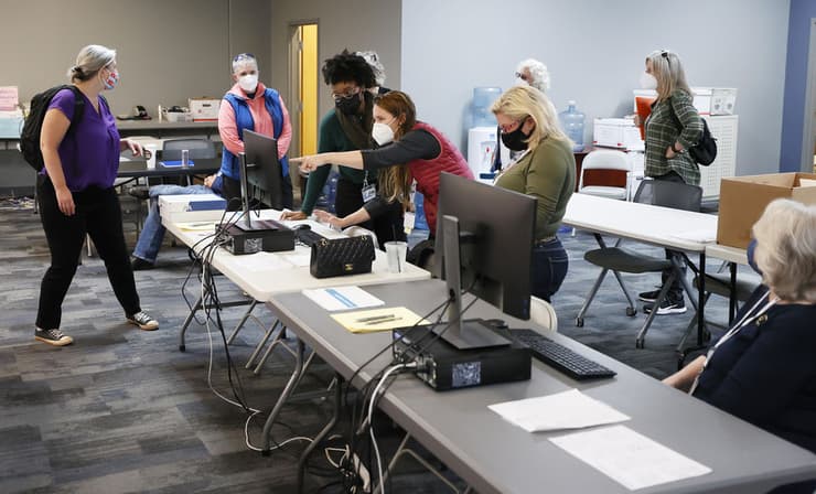 הצבעות נפקדים מעובדות ומאומתות בלשכת רישום הבחירות של מחוז דקאלב בדקטור ג'ורג'יה ארה"ב