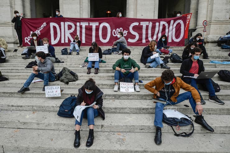 רומא איטליה מחאה סטודנטים נגד למידה מרחוק