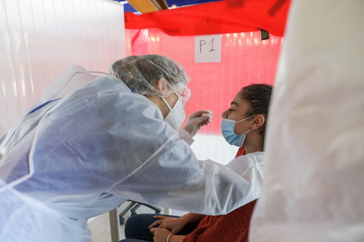 בודרו צרפת סטודנטית לרפואה עושה ביקת קורונה