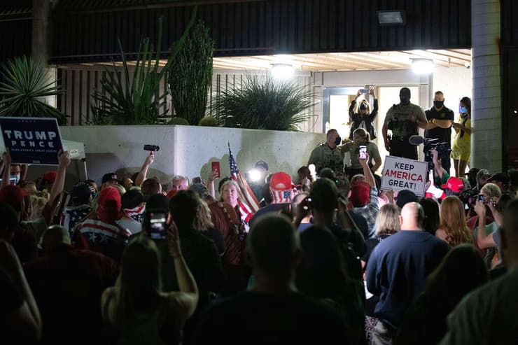 מפגינים תומכי דונלד טראמפ מחוץ למטה ועדת הבחירות מחוז מריקופה פיניקס אריזונה ארה"ב