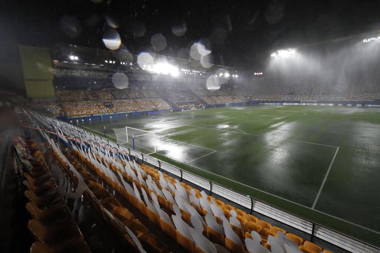 גשם באצטדיון לפני המשחק של מכבי ת"א מול ויאריאל