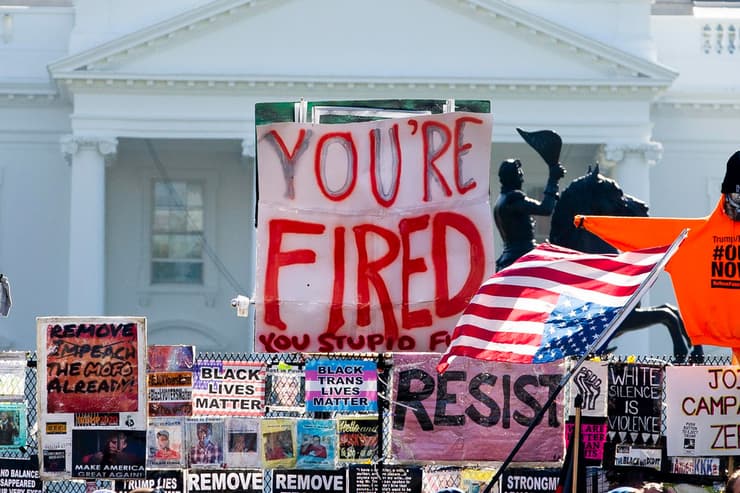 הפגנה מחאה מול הבית הלבן וושינגטון ארה"ב בחירות