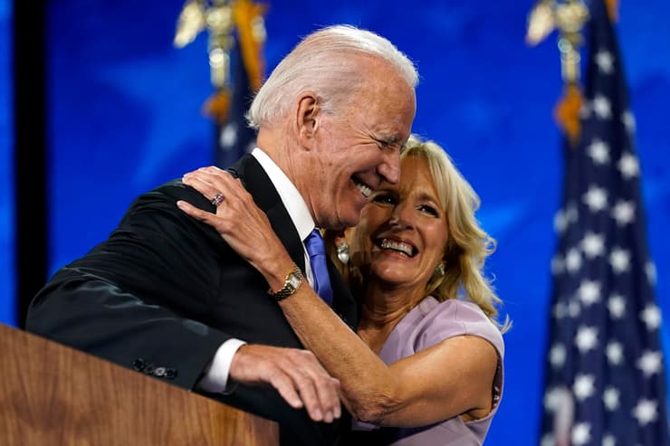 ג'ו ביידן מחבק את אישתו  ג'יל ביידן לאחר נאומו במהלך היום הרביעי של הוועידה הלאומית הדמוקרטית במרכז צ'ייס בווילמינגטון, דל.