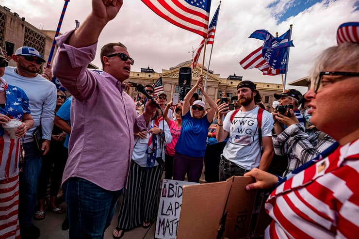 תומכי טראמפ מפגינים נגד הניצחון של ביידן אריזונה פיניקס 