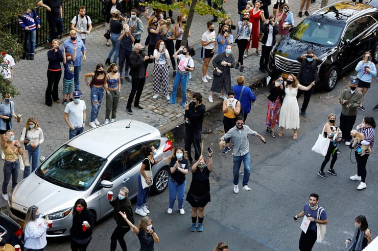 תגובת האנשים לניצחון של ג'ו ביידן בשכונת אלפבית סיטי במנהטן, בעיר ניו יורק, ארה"ב