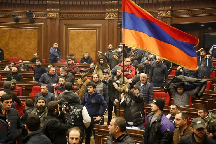 מפגינים ארמנים פורצים לבניין הממשלה