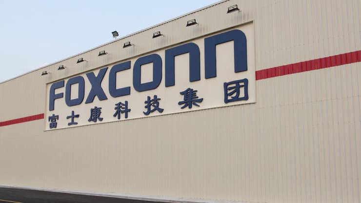 מפעל פוקסקון Foxconn בשנחאי