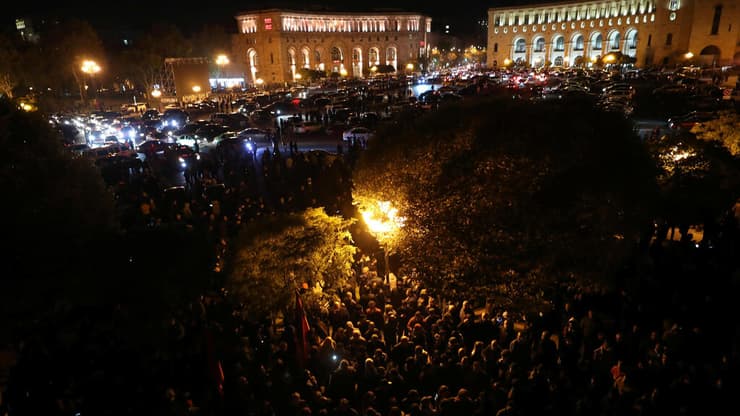 מפגינים פורצים למטה ממשלת ארמניה במחאה על הסכם הפסקת הלחימה, נובמבר 20 ארמניה נגורנו קרבאך 
