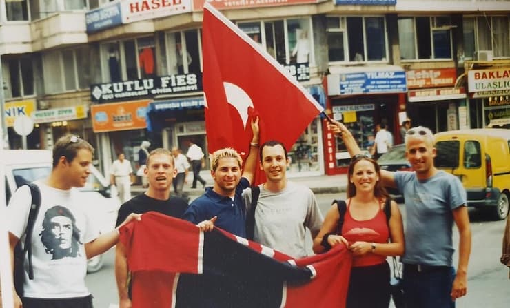 אוהדים ישראלים עם דגלי טורקיה. מי היה מאמין?