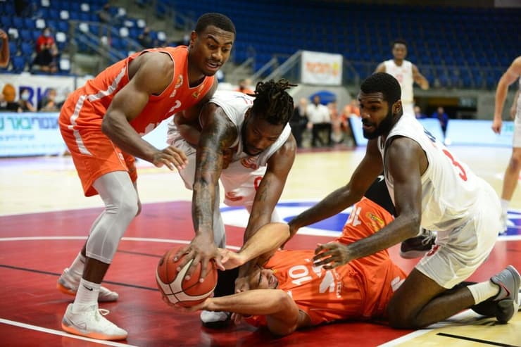 נועם אביבי מוקף בשחקני הפועל ב"ש