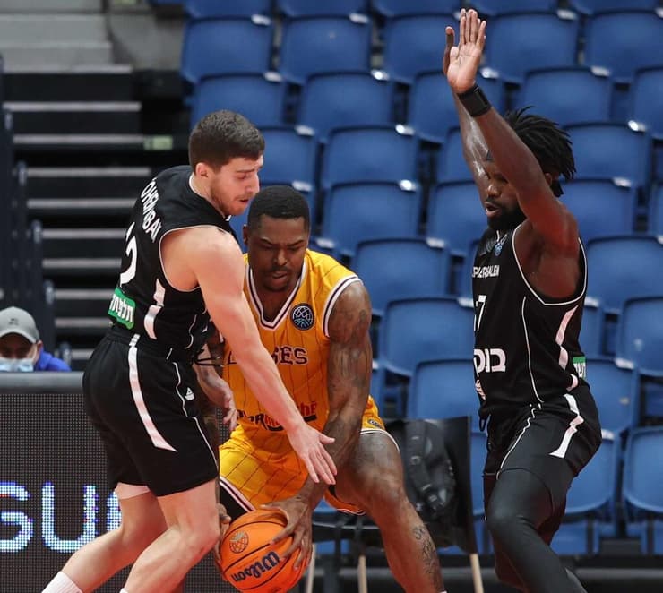 לפני ארבע שנים היא שיחקה מול הפועל ירושלים בליגת האלופות (צילום: ראובן שוורץ) בריימו וכהן סבן עושים הגנה