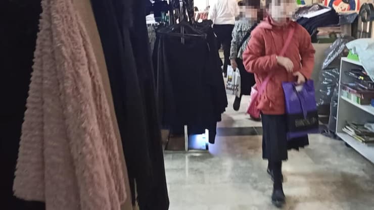 כמו יום שגרתי לחלוטין. שופינג בקניון "רב שפע" בשכונת רוממה (צילום: חיים גולדיטש) בזמן שמרכזי הקניות והקניונים סגורים, בירושלים מספר מרכזי קניות פתחו את שעריהם