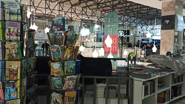 צילום: חיים גולדיטש בזמן שמרכזי הקניות והקניונים סגורים, בירושלים מספר מרכזי קניות פתחו את שעריהם