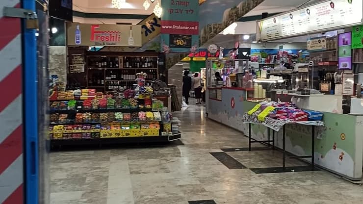 צילום: חיים גולדיטש בזמן שמרכזי הקניות והקניונים סגורים, בירושלים מספר מרכזי קניות פתחו את שעריהם