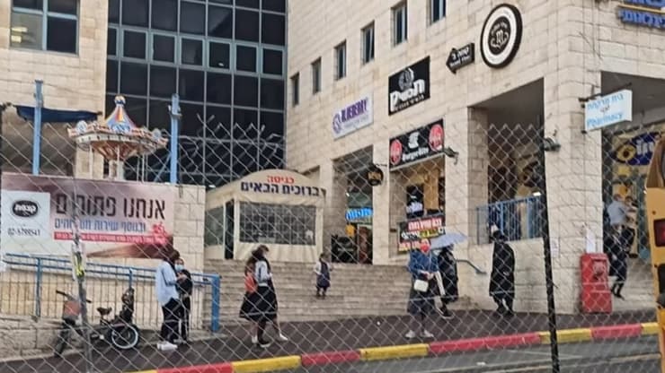 "אנחנו פתוחים". קניון "רב שפע" בירושלים (צילום: חיים גולדיטש) בזמן שמרכזי הקניות והקניונים סגורים, בירושלים מספר מרכזי קניות פתחו את שעריהם