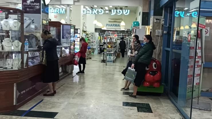 המשטרה תבחן. לא רק חנויות חיוניות פתוחות (צילום: חיים גולדיטש) בזמן שמרכזי הקניות והקניונים סגורים, בירושלים מספר מרכזי קניות פתחו את שעריהם