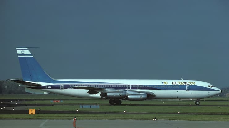 מטוס בואינג 707 שהיה פעם של אל על בנמל התעופה טגל בברלין