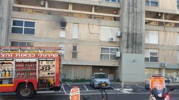 גבר נפצע אנושות בצהריים בשריפה בשכונת רמת הדר בחיפה