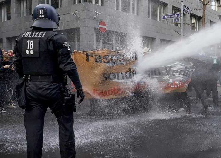 פעילי שמאל הפגנה נגד הגבלות קורונה פרנקפורט גרמניה
