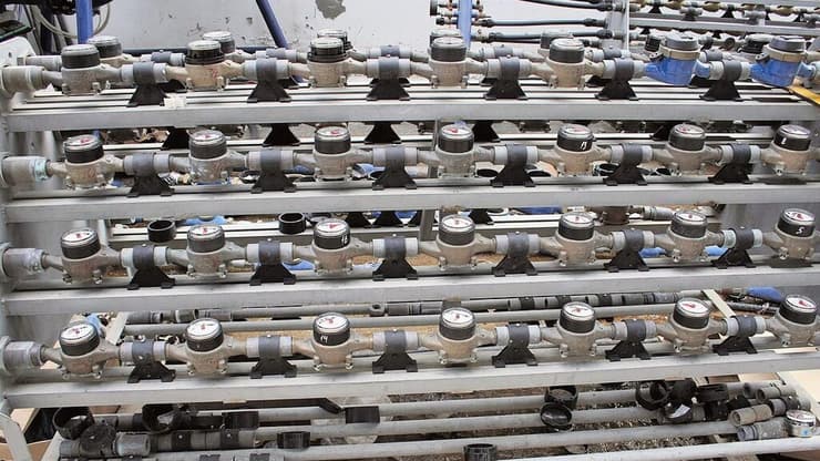 מדי מים במפעל "ארד" בקיבוץ דליה