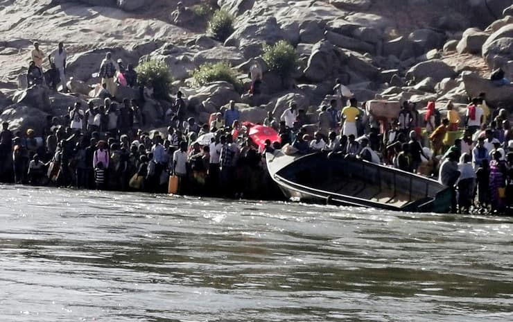 מלחמה פליטים מ תיגראי אתיופיה בורחים ל סודן דרך נהר בגבול