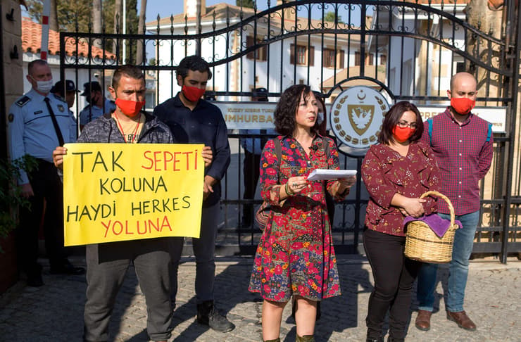 מפגינים קפריסאים טורקים נגד נשיא טורקיה רג'פ טאיפ ארדואן ב צפון ניקוסיה בגלל ביקור שלו ב ורושה