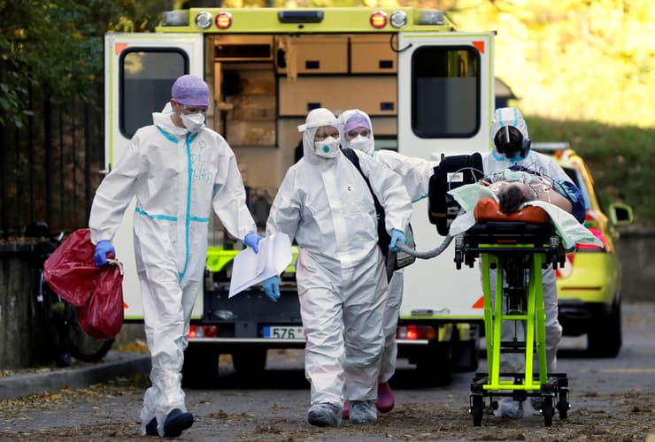 צ'כיה צוות רפואה מטפל ב חולה קורונה פראג