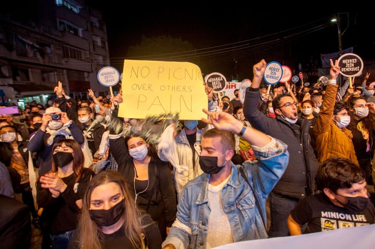 מפגינים קפריסאים טורקים נגד נשיא טורקיה רג'פ טאיפ ארדואן ב צפון ניקוסיה בגלל ביקור שלו ב ורושה