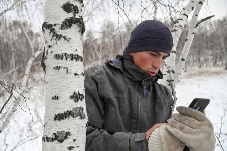 סטודנט מ סיביר מטפס על עץ כדי ללמוד מרחוק ב אוניברסיטה רוסיה