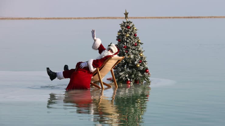 אדם מחופש ל סנטה קלאוס לקראת חג המולד ב עין בוקק ב ים המלח