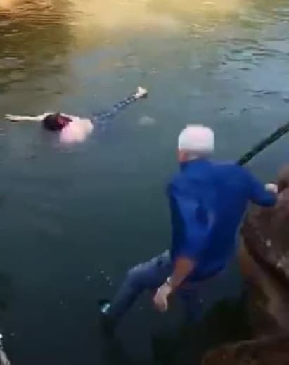 דיפלומט בריטי קופץ ל נהר ב סין בעיר צ'ונגצ'ינג ומציל הצלה צעירה