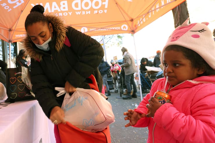 חלוקת מזון  ב הארלם ב ניו יורק ארה"ב  לקראת חג ההודיה בצל ה קורונה