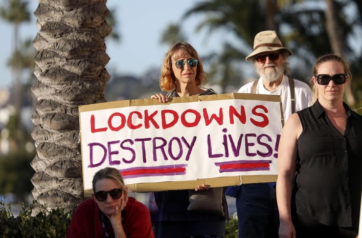 הפגנה נגד סגר הגבלות קורונה ב סן דייגו קליפורניה ארה"ב