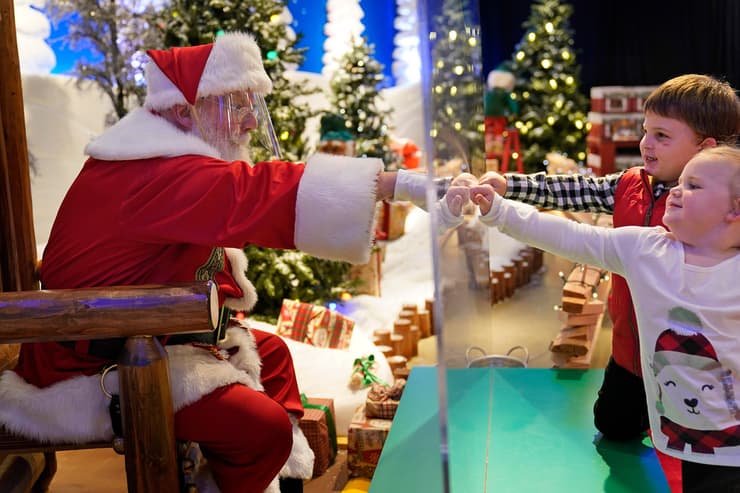 סנטה קלאוס עם מסכה ומיגון ב חנות ב קונטיקט ב ארה"ב נערכים ל חג המולד בצל ה קורונה