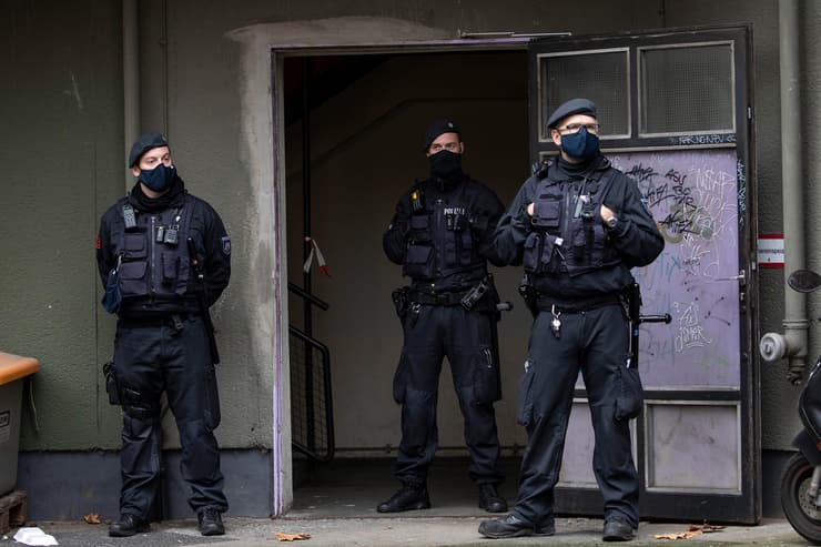 גרמניה חשודים ב שוד המיליארד בטירת דרזדן פשיטות על נכסים ב ברלין