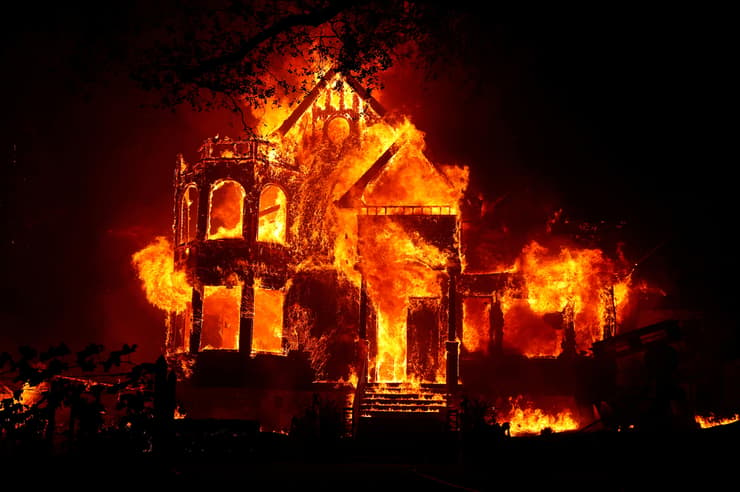 תמונות השנה של רויטרס 2020 בית עולה באש ב קליפורניה 27 ספטמבר