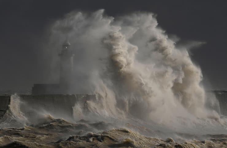 תמונות השנה של רויטרס 2020 גלים ב סערה ניוהבן בריטניה 11 פברואר