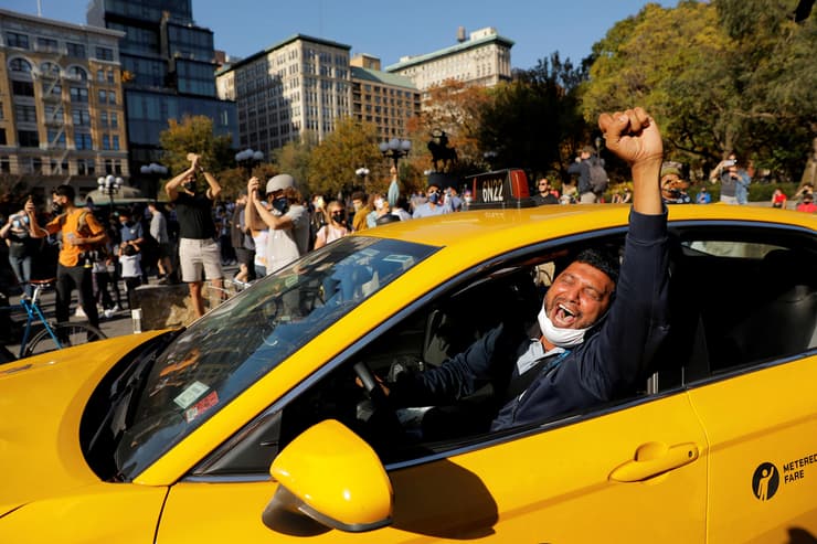 תמונות השנה של רויטרס 2020 נהר מונית חוגג ניצחון של ג'ו ביידן בבחירות ניו יורק סיטי 7 נובמבר