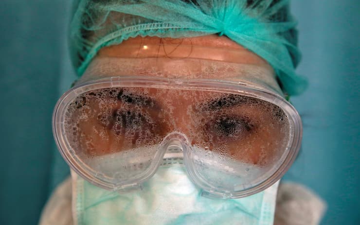 תמונות השנה של רויטרס 2020 האחות דילארה פהריוגלו בית חולים טורקיה איסטנבול אחרי טיפול ב חולי קורונה 14 אפריל