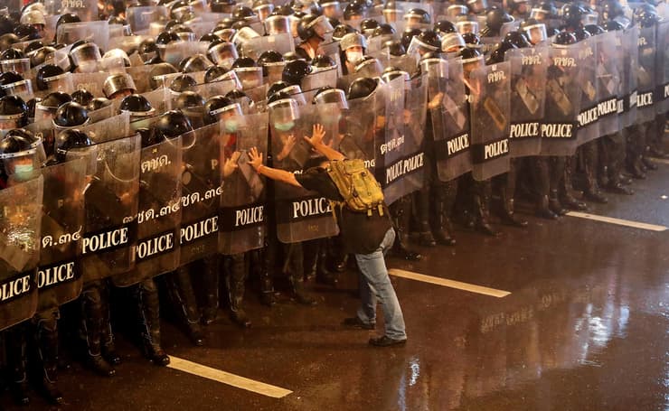 תמונות השנה של רויטרס 2020 בנגקוק תאילנד מפגין נגד הממשלה מתעמת עם שוטרים 16 אוקטובר